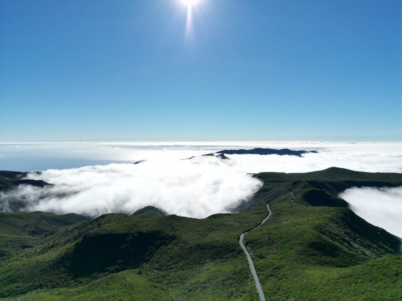 Paysage de montagnes au-dessus des nuages